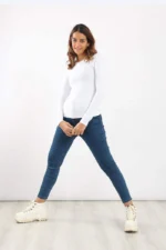 ⁦توب قطن بأكمام طويلة من كارينا – مريح وأنيق للاستخدام اليومي⁩ - الصورة ⁦3⁩
