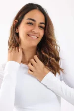 ⁦توب قطن بأكمام طويلة من كارينا – مريح وأنيق للاستخدام اليومي⁩ - الصورة ⁦5⁩