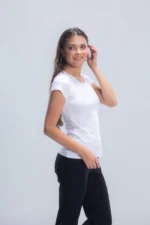 ⁦توب سادة نص كم من كارينا – قطن ناعم ومريح⁩ - الصورة ⁦2⁩